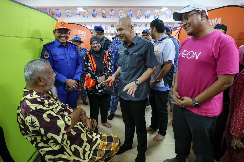 Minister in the Prime Minister’s Department (Sabah, Sarawak Affairs and Special Functions) Datuk Armizan Mohd Ali (centre) is seen during a visit to the relief centre at Sekolah Kebangsaan Atas Tol in Kuala Terengganu November 24, 2023. — Bernama pic