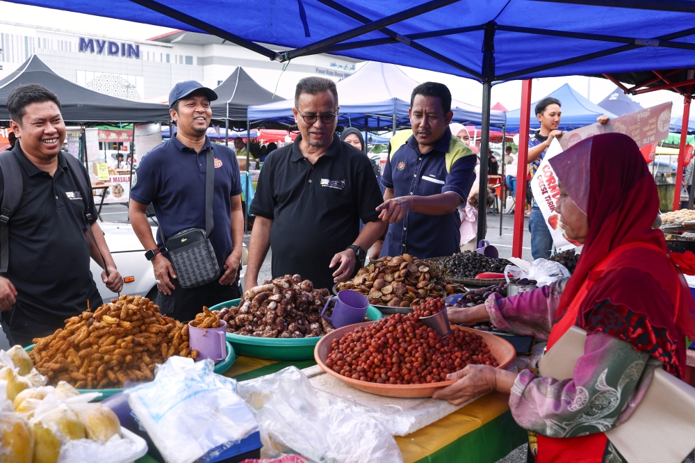 Domestic Trade and Cost Of Living Ministry Kelantan director Azman Ismail visits a vendor at the Mydin Tunjung night market in Kota Baru November 24, 2023. — Bernama pic