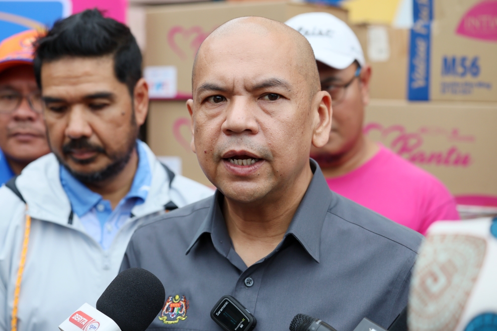 Minister in the Prime Minister’s Department (Sabah, Sarawak Affairs, and Special Functions) Datuk Armizan Mohd Ali said a total of 83 locations in the Kemaman parliamentary constituency have been registered as temporary evacuation centres (PPS), and out of this number, 18 PPS have been gazetted as polling centres. — Bernama pic 