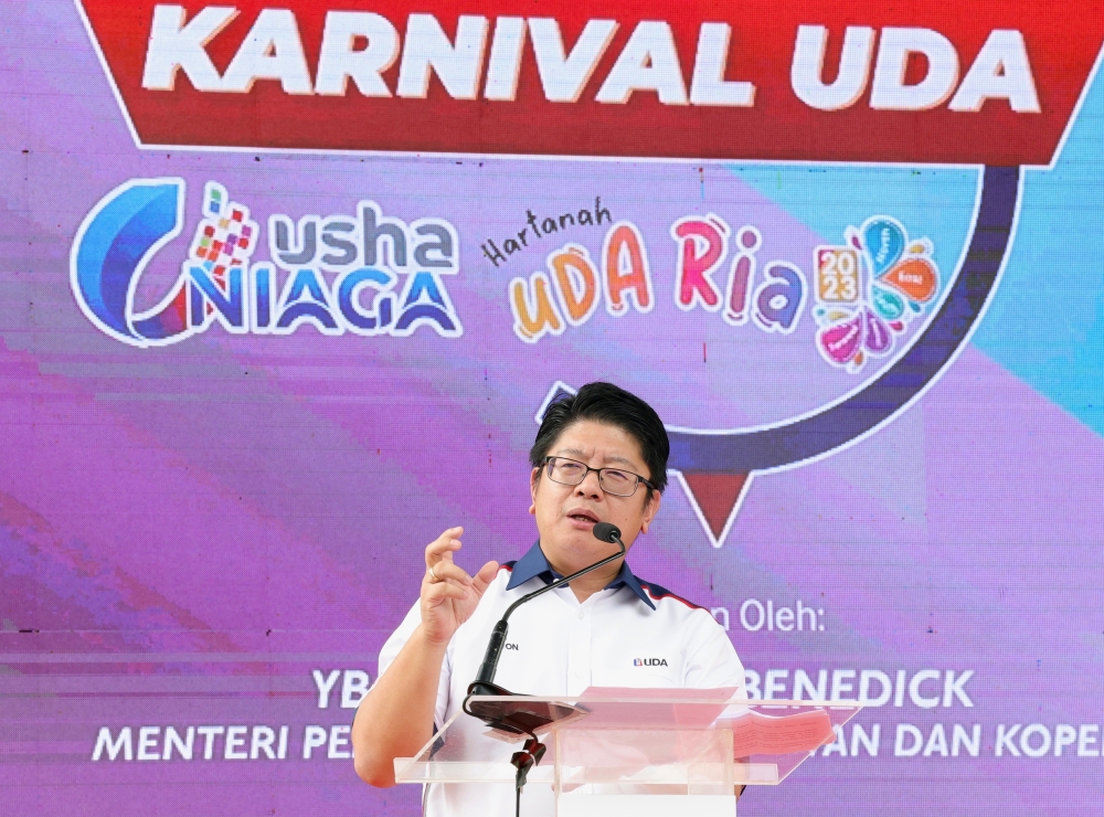 Entrepreneur Development and Cooperatives Minister Datuk Ewon Benedick delivering the opening speech of the UDA Carnival at Lintasan Deasoka, Kota Kinabalu, November 25, 2023. — Bernama pic
