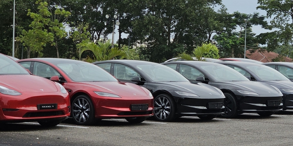 The first batch of brand-new Tesla Model 3 EVs has finally arrived in Malaysia and deliveries to customers are expected to start very soon. — SoyaCincau pic
