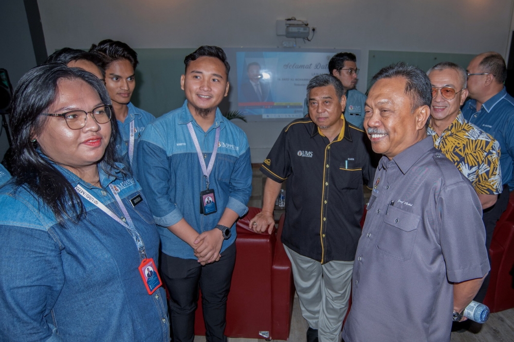Deputy Minister of Higher Education Datuk Mohammad Yusof Apdal (third right) meeting students at Universiti Malaysia Sabah Labuan International Campus (UMSKAL), November 26, 2023. — Bernama pic