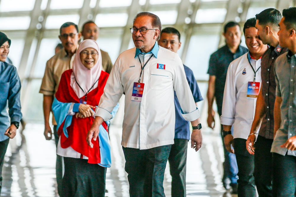 Prime Minister Datuk Seri Anwar Ibrahim (center) arriving at the Putrajaya International Convention Centre (PICC) for the PKR Annual National Congress, November 26, 2023. — Picture by Hari Anggara.