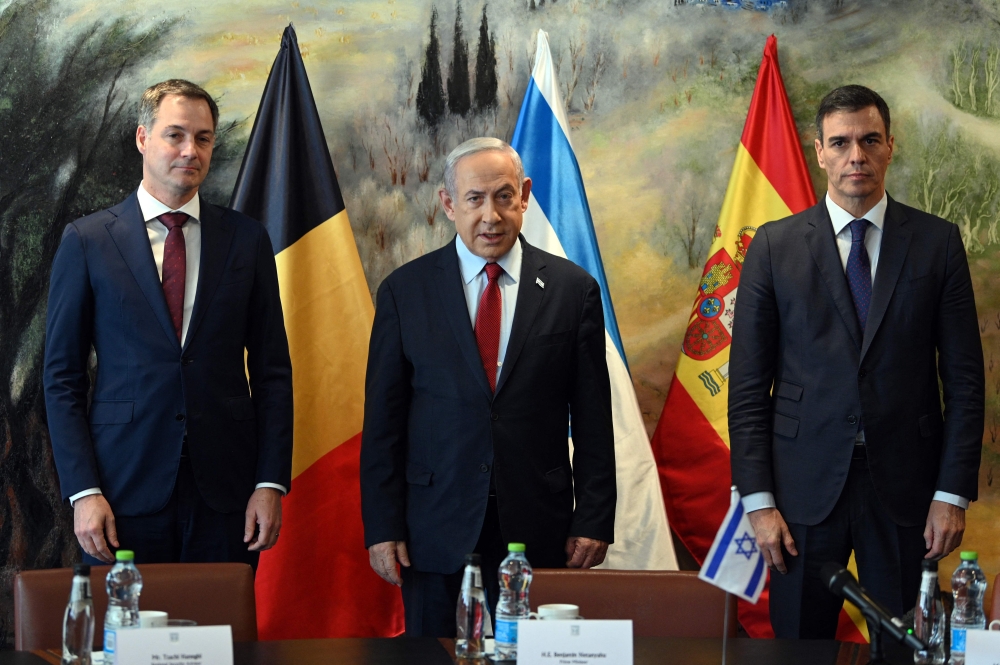 In this handout photograph released by La Moncloa on November 23, 2023 Israeli Prime Minister Benjamin Netanyahu (centre) poses with Belgium's Prime Minister Alexander De Croo (left) and Spain's Prime Minister Pedro Sanchez during their meeting in Jerusalem. — La Moncloa/Borja Puig de la  Bellacasa photo via AFP