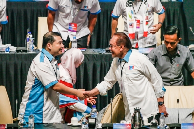 Anwar ends PKR’s congress by rapping members for trembling at rivals’ attacks