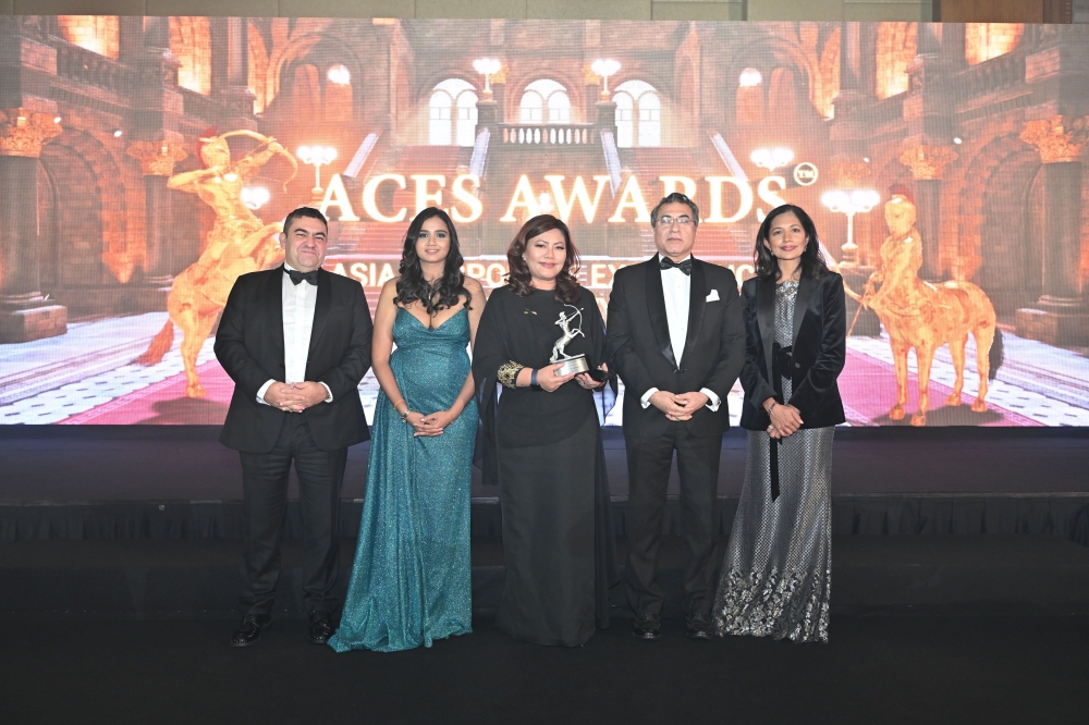 Sedania As Salam Capital Sdn Bhd chief executive officer, Nisa Ismail (middle) was named the 