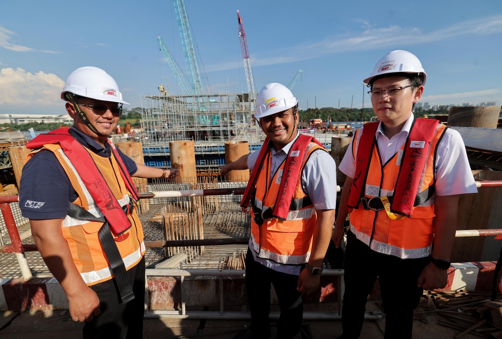 Johor State Public Works, Transport and Infrastructure Committee Chairman Mohamad Fazli Mohamad Salleh (2nd right) together with Johor State Investment, Trade and Consumer Affairs Committee Chairman Lee Ting Han (right) visiting the Rapid Transit System project site (RTS) Johor Baru-Singapore link at Marine Viaduct, Stulang Laut Johor Baru, April 5, 2023. — Bernama pic