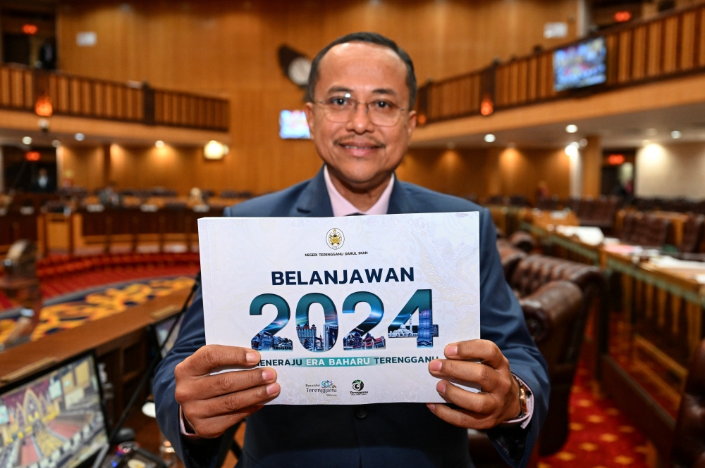 Terengganu Menteri Besar Datuk Seri Ahmad Samsuri Mokhtar said the budget themed “Heading to a New Era Terengganu’ included a RM500 million contribution to Development Fund. — Bernama pic