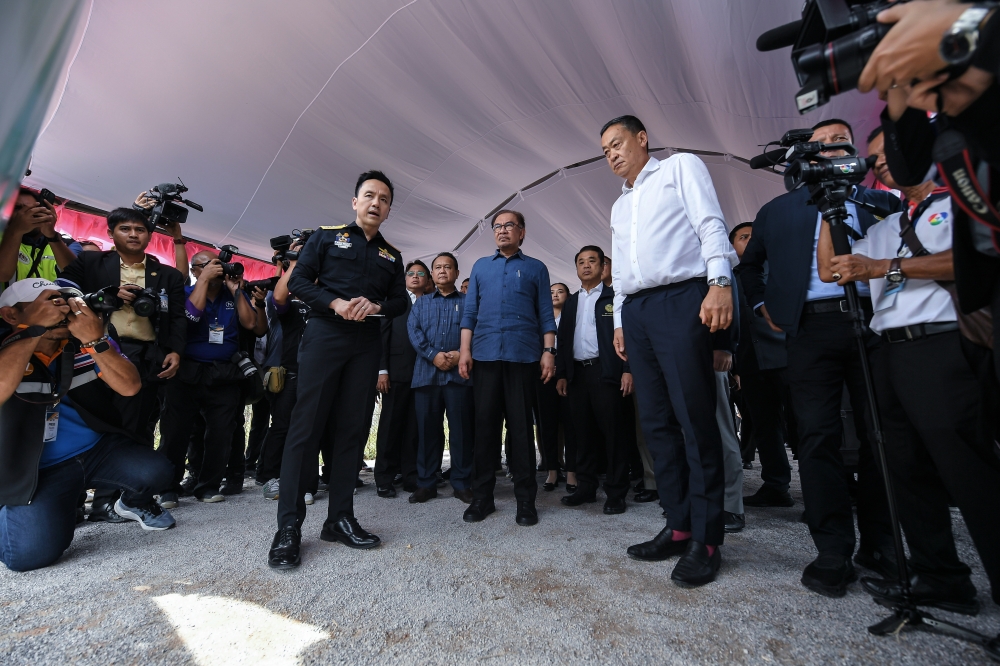 Prime Minister Datuk Seri Anwar Ibrahim and his Thai counterpart Srettha Thavisin visiting the road alignment project site connecting the Bukit Kayu Hitam Immigration, Customs, Quarantine and Security (ICQS) checkpoint in Malaysia and the Sadao Customs, Immigration and Quarantine (CIQ) Complex in Thailand in Sadao, Songkhla Province, November 27, 2023. — Bernama pic 