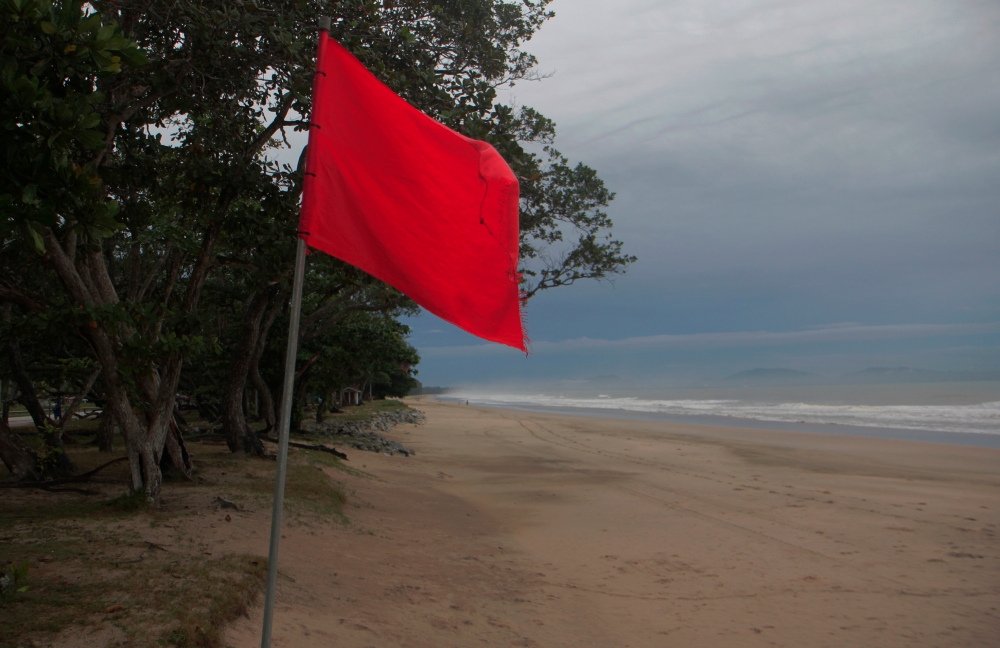 A red flag warning to visitors at Sepat Beach in Kuantan due to the weather and large waves from the current monsoon season, November 25, 2023. — Bernama pic 