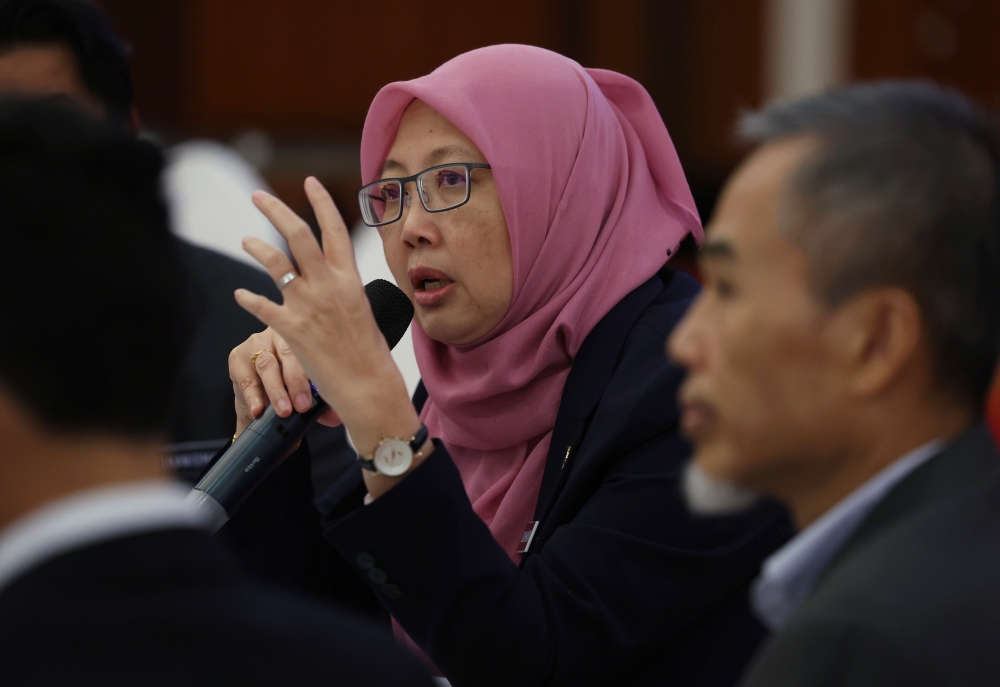 During a media briefing on the Bill today, Health Minister Dr Zaliha Mustafa said the GEG policy is put aside for now to ensure that the revised proposed Bill is more strict in regulating smoking products, adding that the word ‘minor’ was included — those aged under 18 — so that they can be regulated. — Bernama pic 