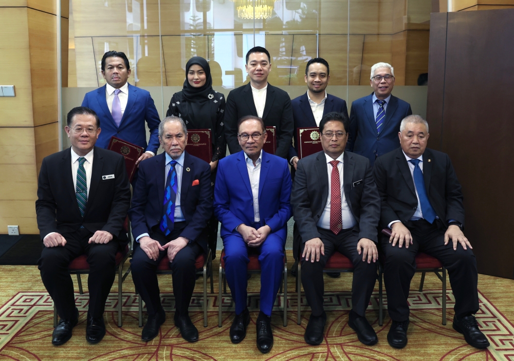 Prime Minister Datuk Seri Anwar Ibrahim with the Special Committee on Corruption after presenting the letters of appointment in a brief ceremony at the Parliament Building, November 28, 2023. — Bernama pic 