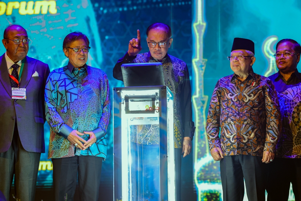 Prime Minister Datuk Seri Anwar Ibrahim launches the Global Muslim Business Forum at the Borneo Convention Centre in Kuching, November 28, 2023. Also present are Sarawak Premier Tan Sri Abang Johari Openg and Vice President of the Indonesian Republic, Dr Ma’ruf Amin. — Bernama pic 