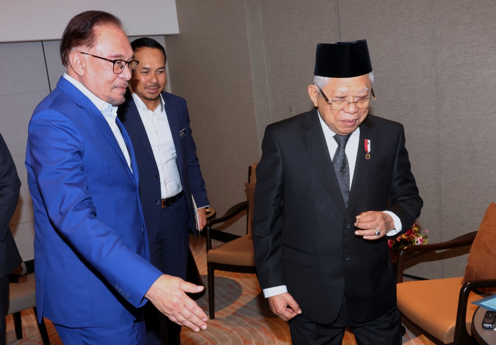 Prime Minister Datuk Seri Anwar Ibrahim with Vice President of the Indonesian Republic, Dr Ma’ruf Amin in Kuching, November 28, 2023. — Bernama pic 