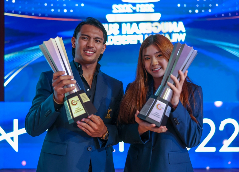 National weightlifter Muhammad Erry Hidayat and gymnast Ng Joe Ee with their trophies, November 28, 2023. — Bernama pic 