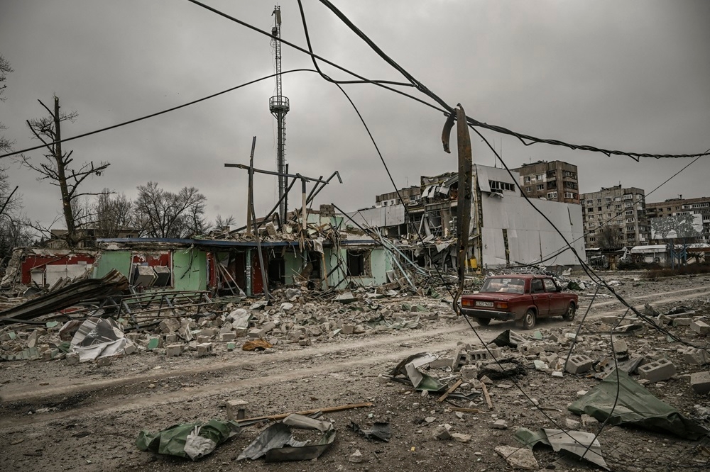 After the failure of armoured assaults, the Russian army is now sending its men 'in waves' to try to encircle Avdiïvka, with massive losses, as in Bakhmout, according to Ukrainian soldiers defending this eastern town. — AFP pic