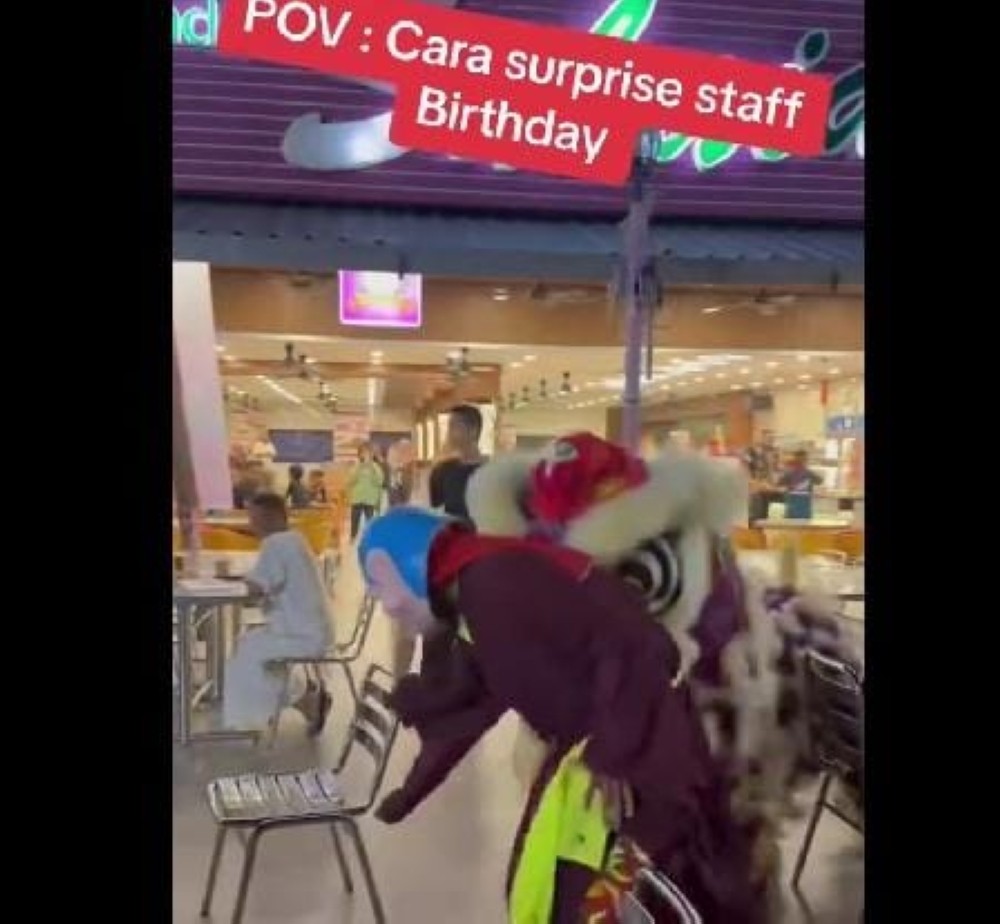 A jewellery shop branch manager decided to bring a lion dance troupe to perform for his employee's birthday. — Screen capture via Facebook/ Alvin Lee