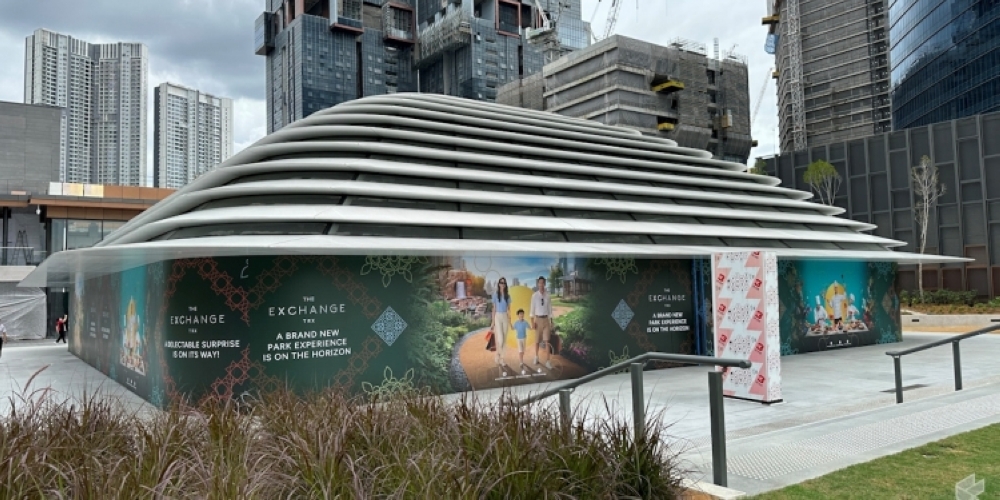 While Apple has not yet made any official announcement regarding its new retail outlet despite being rumoured for years, there have been proofs that backed up those rumours.  — SoyaCincau pic