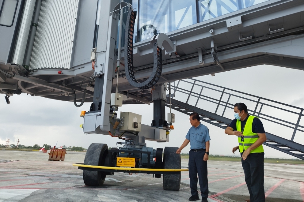 Sarawak Transport Minister Datuk Seri Lee Kim Shin (left) inspects the new aerobridge at Miri Airport, accompanied by Jauhari. ― Borneo Post pic