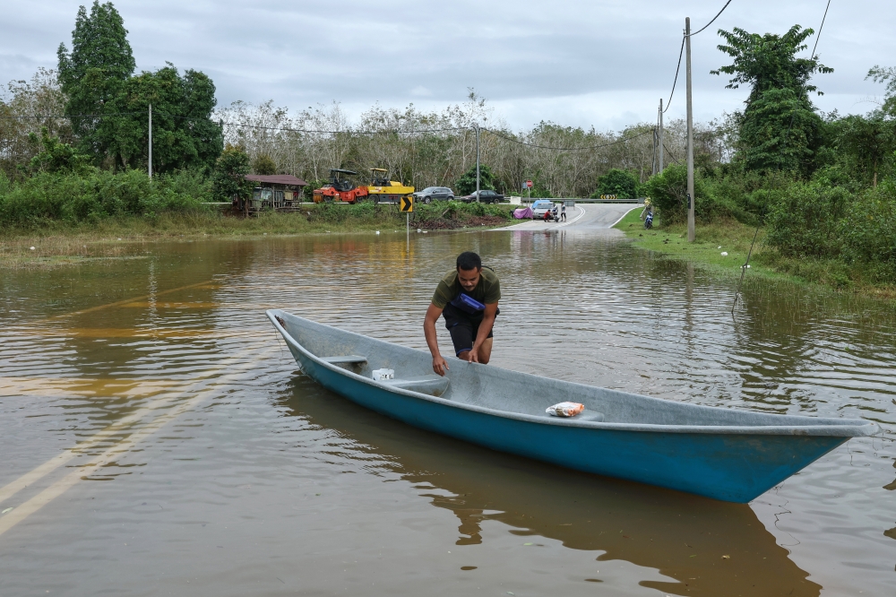 In Kelantan, the number of evacuees rose to 816 people from 241 families as of 8am today compared with 795 people from 235 families last night. ― Bernama pic