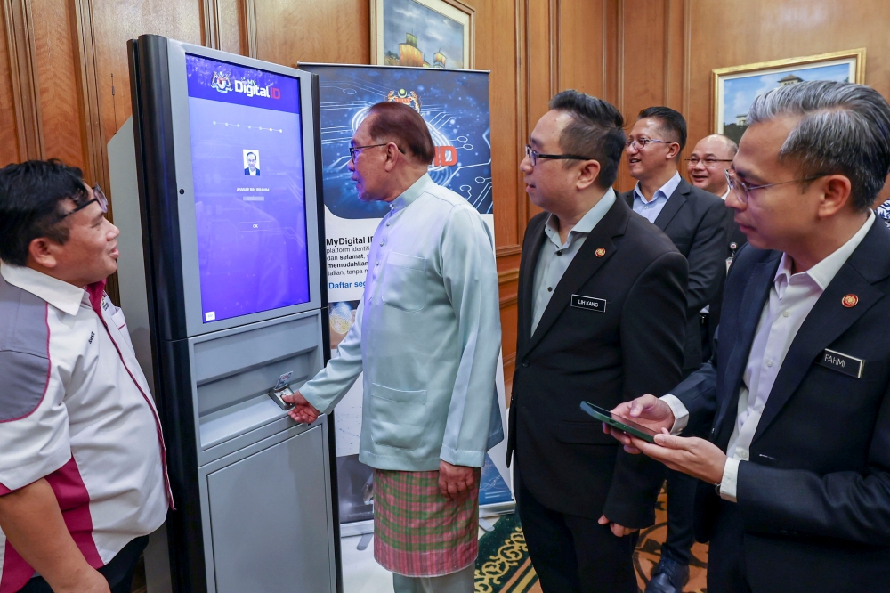 Prime Minister Datuk Seri Anwar Ibrahim registers with the Digital ID in Putrajaya December 1, 2023. ― Bernama pic