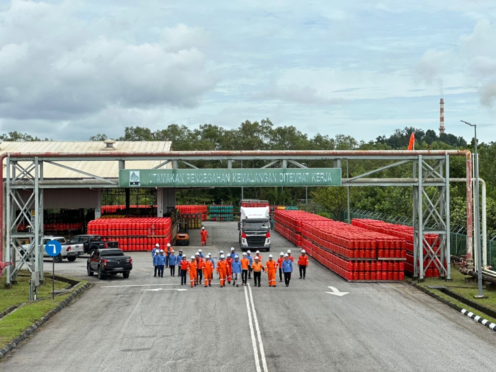 Handout photo shows Datuk Seri Julaihi Narawi’s visit to IOT Senari in Kuching. ― Borneo Post pic