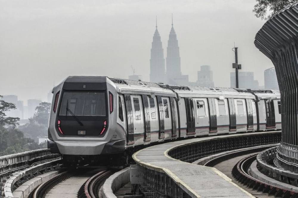 Prasarana in a statement said that of the total, Rapid Rail Sdn Bhd (Rapid Rail) services which include LRT, MRT and Monorail recorded an average daily usage rate of 835,119 passengers, while the average usage of Rapid Bus Sdn Bhd (Rapid Bus) services was 258,710. — Picture by Yusof Mat Isa