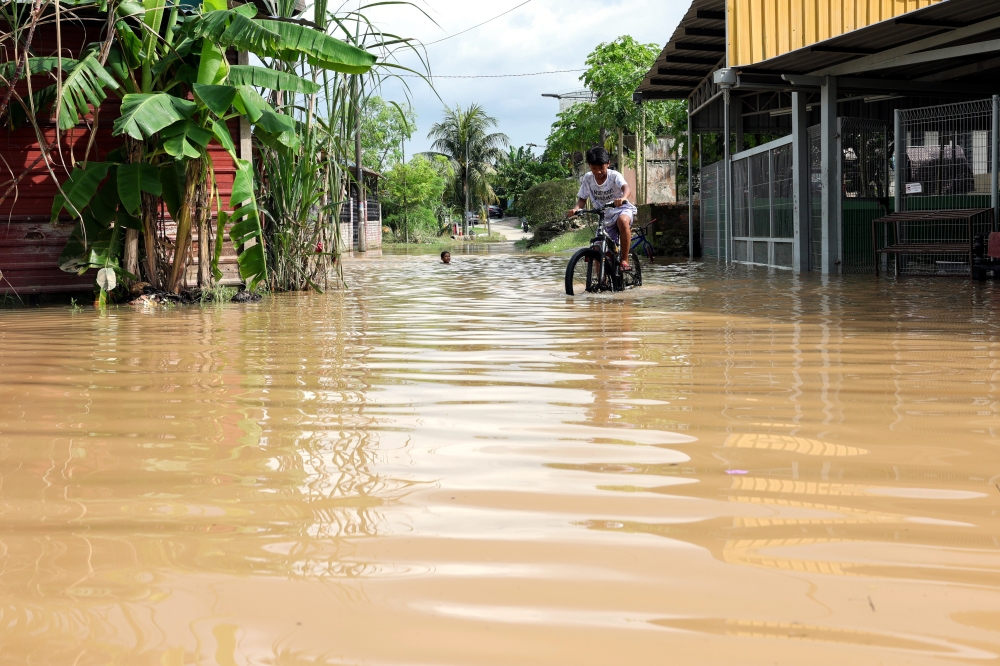 Evacuees in Kelantan dip, Johor slightly up from flash floods at nightfall