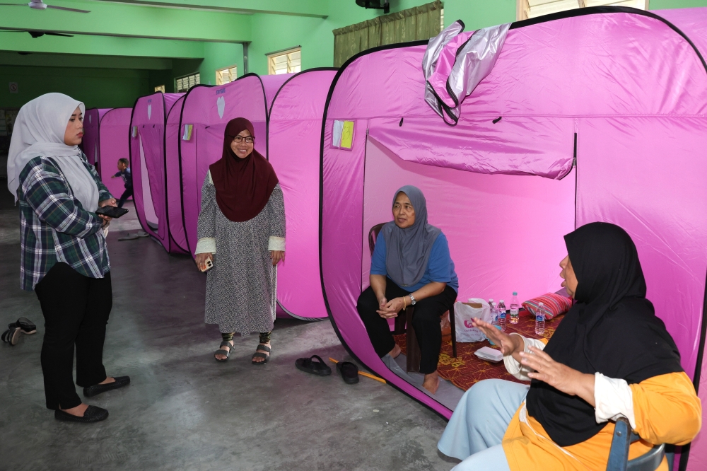 The State Disaster Management Committee, in a statement, said that the relief centre at Dewan Muafakat Kampung Cahaya Baru housed 253 victims from 66 families, while Sekolah Kebangsaan Bukit Mutiara (pic) accommodated 312 evacuees from 84 families. — Bernama pic