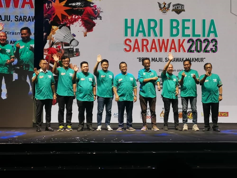 (From 5th left) Works Minister Datuk Seri Alexander Nanta Linggi, Datuk Seri Abdul Karim Rahman Hamzah, Deputy Minister of Youth, Sports and Entrepreneur Development Sarawak Datuk Gerald Rentap Jabu and others wave to the crowd at the event. — Borneo Post pic