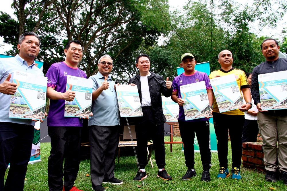 Local Government Development Minister Nga Kor Ming (centre) hands a copy of the Campsite Planning Guidelines to Ipoh Mayor Datuk Rumaizi Baharin (3rd left) during its launch at Taman DR Seenivasagam in Ipoh December 2, 2023. — Bernama pic