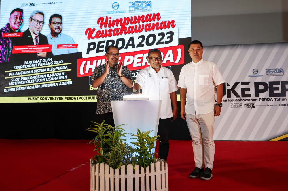 Penang Trade, Entrepreneurial, and Rural Development Committee chairman Rashidi Zinol (centre) and Perda general manager Mohd Asri Baharum (left) attend the launch of the ‘Himpunan Keusahawanan Perda 2023’ programme December 2, 2023. — Bernama pic