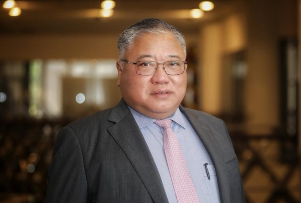 Tourism, Arts and Culture Minister Datuk Seri Tiong King Sing has hit back at Datuk Seri Muhammad Sanusi Md Nor after the latter accused him of looking like a ‘pot-bellied deity’ during the Kedah State Legislative Assemblyman sitting two days ago. —  Borneo Post pic