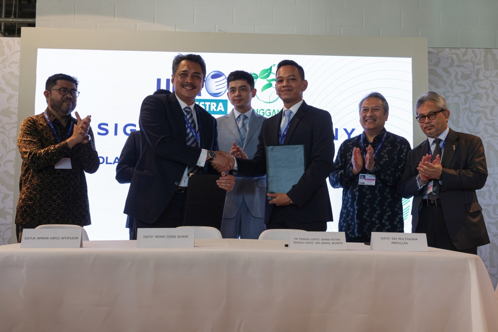 The Regent of Pahang Tengku Hassanal Ibrahim Alam Shah Al-Sultan Abdullah Ri'ayatuddin Al-Mustafa Billah Shah (centre) witnesses the signing of a collaborative agreement between UEM Lestra Berhad and Enggang Holdings Sdn Bhd in Malaysia Pavilion at the 28th Conference of Parties (COP28) to the United Nations Framework Convention on Climate Change (UNFCC), in Dubai Expo City December 2, 2023. UEM Lestra is represented by Managing Director of UEM Group Datuk Mohd Izani Ghani (2nd left) while Enggang Holdings is represented by its Chief Executive Officer Datuk Tengku Aiman Putra Kamal Bharin (3rd right). — Bernama pic