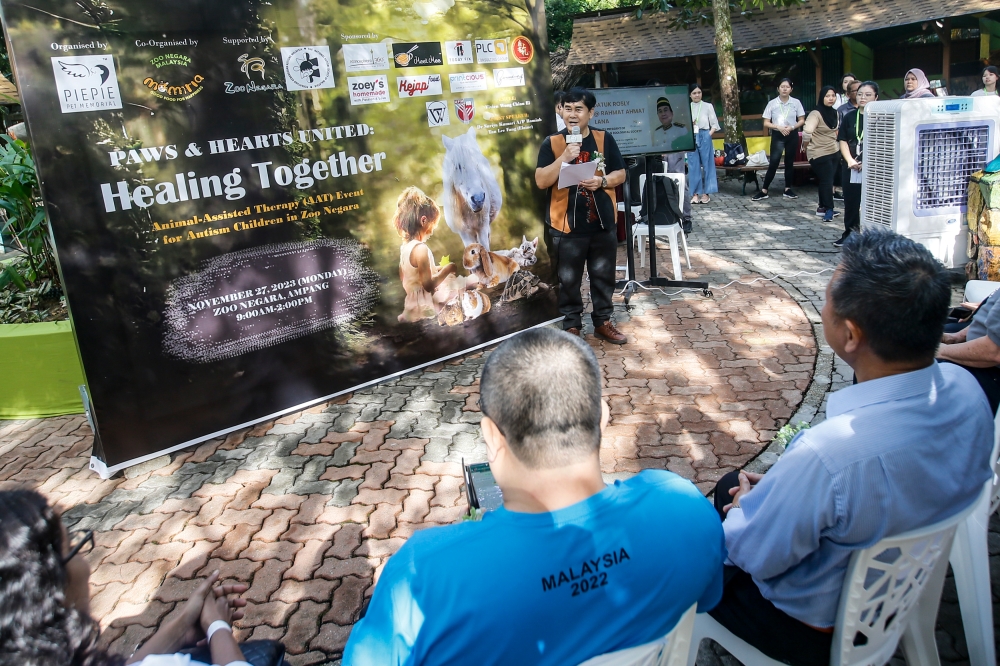 Zoo Negara vice president Datuk Rosly@Rahmat Ahmat Lana delivers his opening speech during the Animal assisted therapy exposure for autistic children at Zoo Negara November 27, 2023. — Picture by Hari Anggara