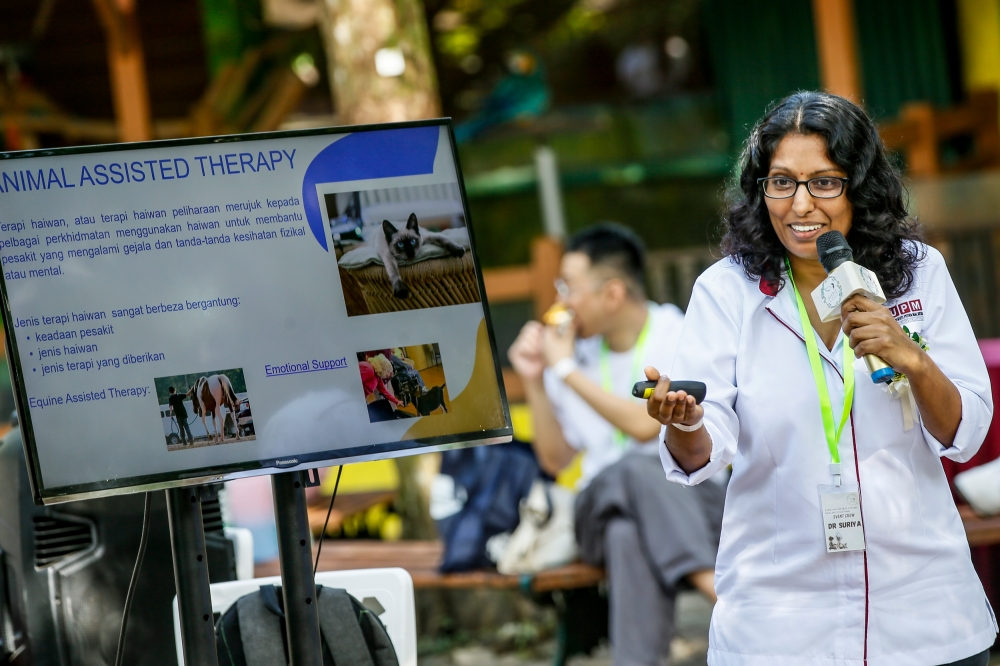 Universiti Putra Malaysia's Institute of Tropical Agriculture and Food Security senior research officer Suriya Kumari Ramiah delivers her opening speech during the animal-assisted therapy exposure for autistic children at Zoo Negara November 27, 2023. — Picture by Hari Anggara