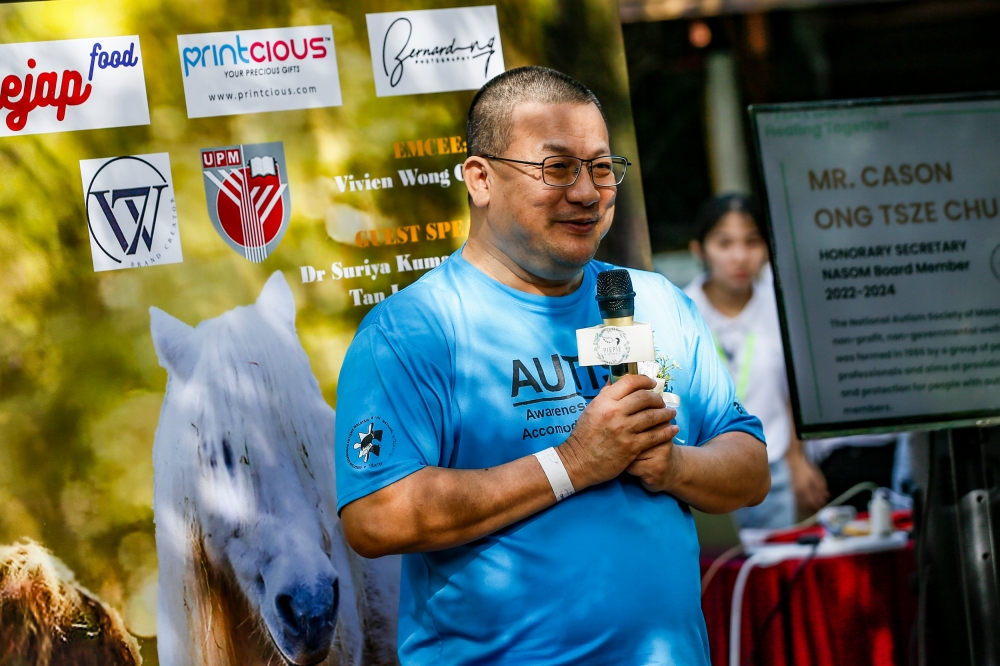 National Autism Society of Malaysia (Nasom) secretary Cason Ong Tsze Chuan delivers his opening speech during the animal-assisted therapy exposure for autistic children at Zoo Negara November 27, 2023. — Picture by Hari Anggara