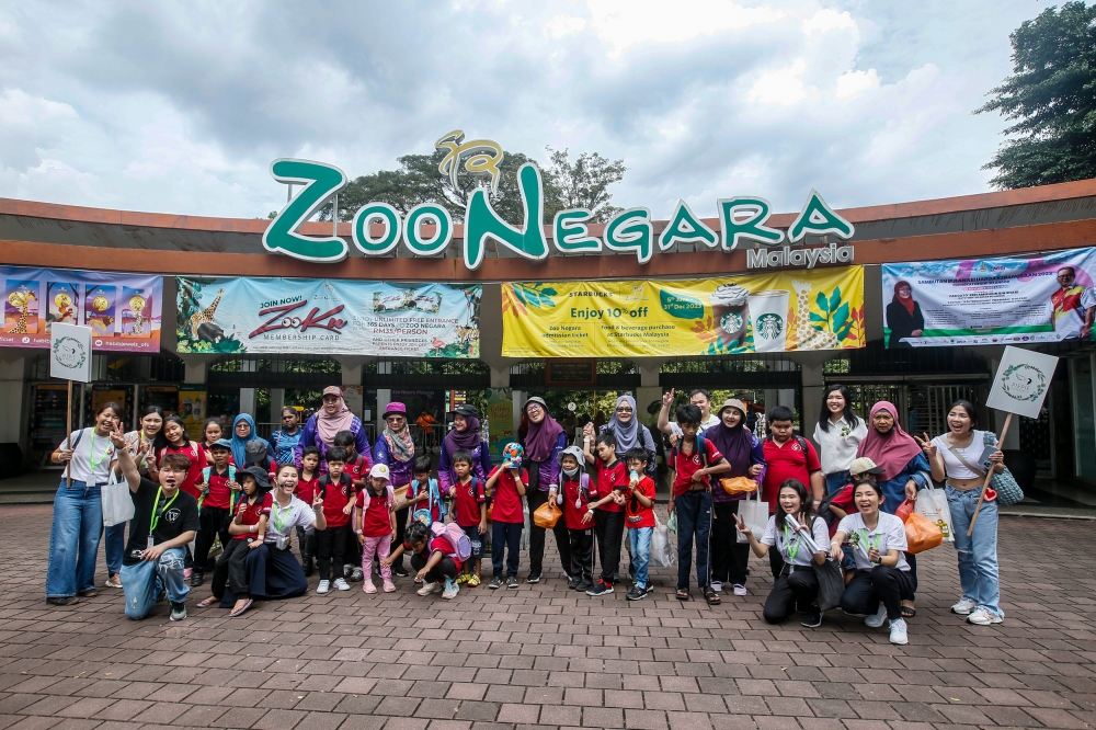 Autistic children under the National Autism Society of Malaysia (Nasom) taking a group picture together with Piepie Pet Memorial as a organiser for the event after finish the tour at Zoo Negara November 27, 2023. — Picture by Hari Anggara.