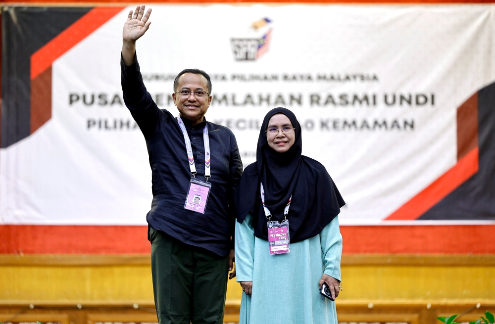 Datuk Seri Ahmad Samsuri Mokhtar has won the Kemaman by-election for PAS with a whopping vote-majority of more than 37,000 votes. — Bernama pic