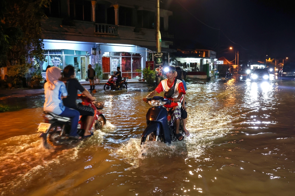The number of flood victims in Kelantan increased significantly to 2,632 people from 799 families as of 8am today, compared to 1,741 people from 556 families last night. —  Bernama pic