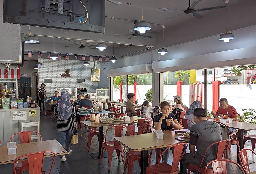 Inside Bok’s Kito, where the outside wall of the long side is completely open.