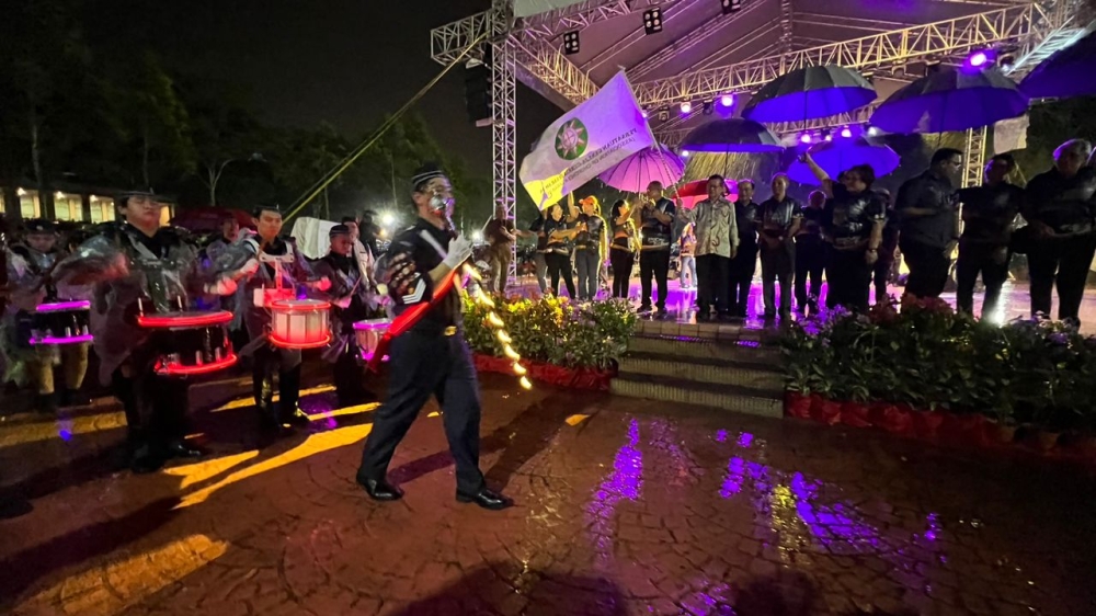Lee (on stage) flags off the 14th Miri City Christmas Parade, involving about 40,000 people. — Borneo Post pic