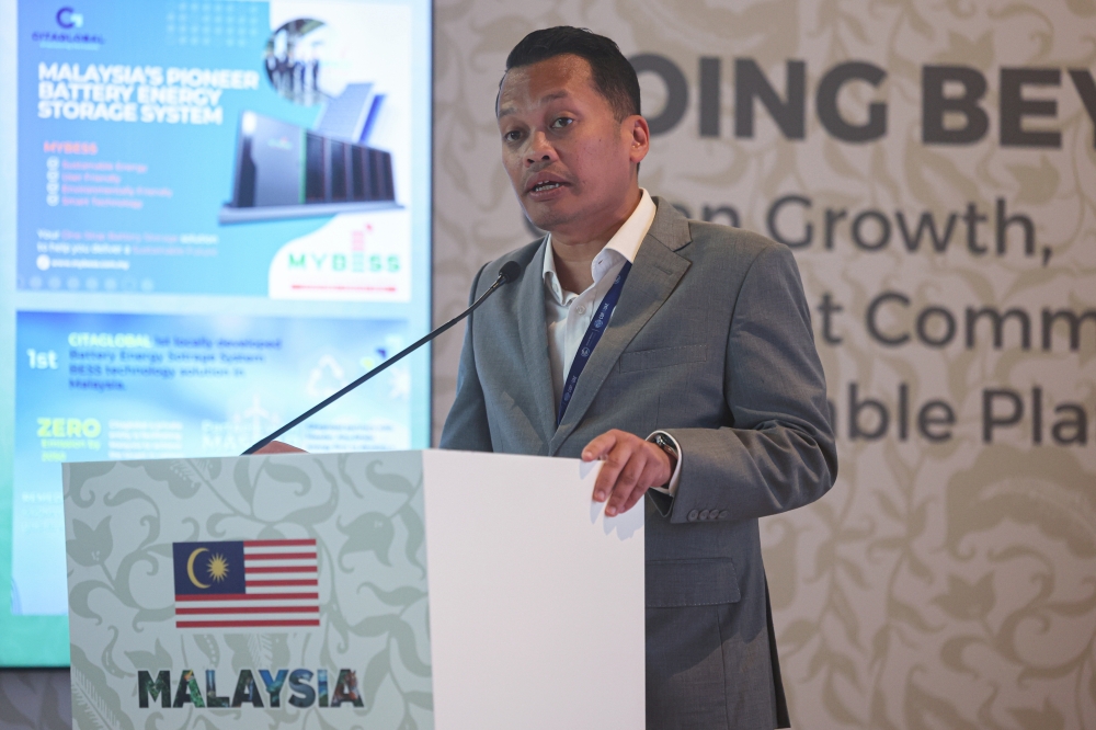 Natural Resources, Environment and Climate Change Minister Nik Nazmi Nik Ahmad delivers his opening address before Asean Leadership in Addressing Climate Change forum session in Malaysia Pavilion at the 28th Conference of Parties (COP28) to the United Nations Framework Convention on Climate Change (UNFCC), in Dubai Expo City, United Arab Emirates (UAE) today.— Bernama pic