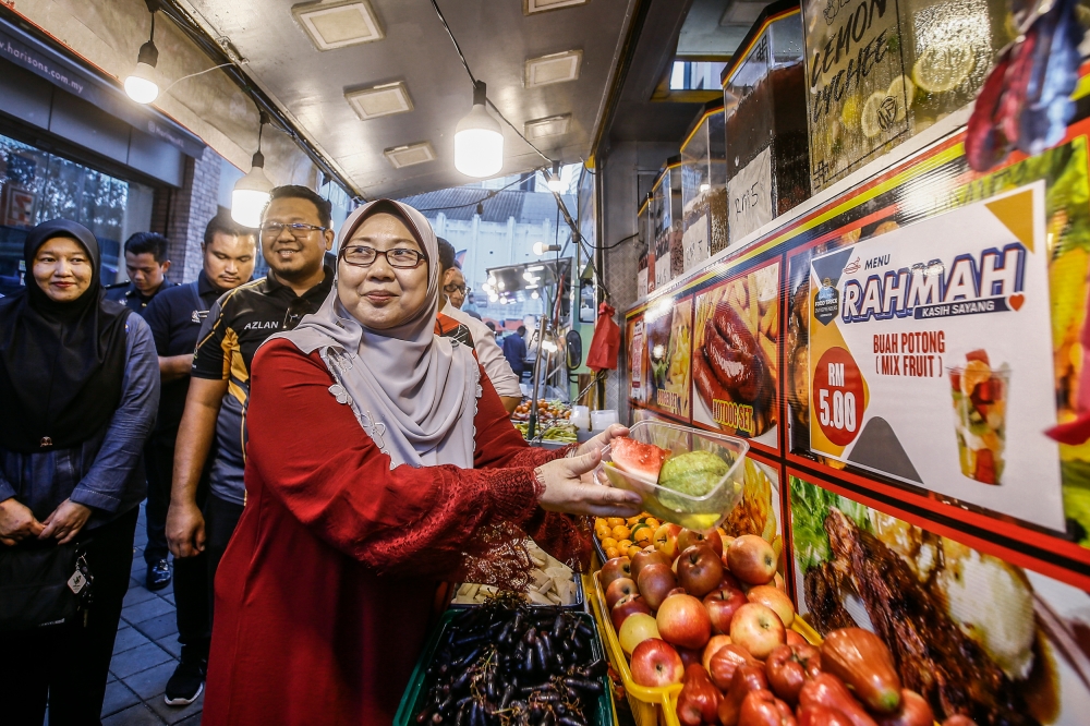 The Payung Rahmah initiative has emerged as a standout brand for the Ministry of Domestic Trade and Cost of Living (KPDN) under the Madani government’s one-year leadership, said Deputy Minister Fuziah Salleh. — Photo by Hari Anggara