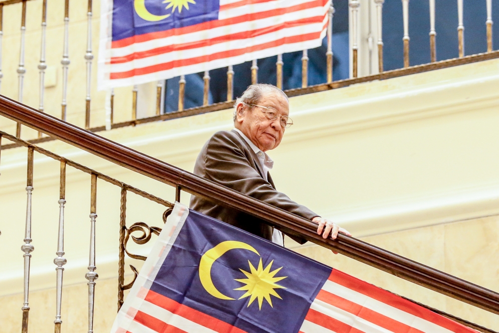 Tan Sri Lim Kit Siang leaves the Palace of Justice in Putrajaya September 4, 2023. — Picture by Hari Anggara