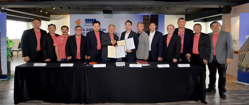 Maba President Datuk Seri Lee Tian Hock (left) shakes hands with Exsim Development Sdn Bhd Managing Director Lim Aik Hoe. 