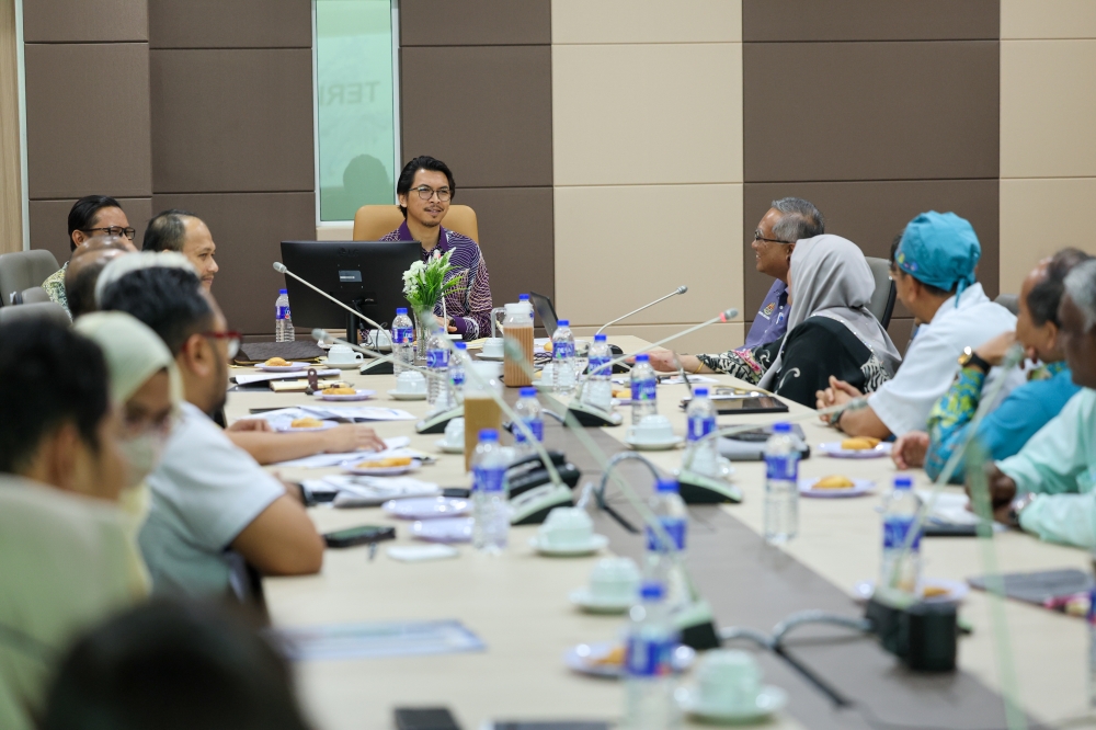 Political Secretary to the Minister of Finance, Muhammad Kamil Abdul Munim (centre) said Terengganu Menteri Besar Datuk Seri Ahmad Samsuri Mokhtar’s success in winning the Kemaman Parliamentary seat, which is a stronghold of PAS, isn’t extraordinary. — Bernama pic 