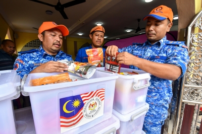 Kelantan Civil Defence Force receives additional 900 food kits for flood victims