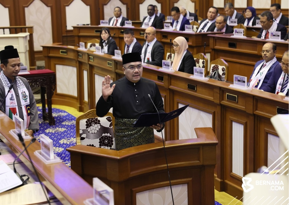 Pelangai State Assemblyman Datuk Amizar Abu Adam takes his oath before State Assembly Speaker Datuk Seri Mohd Sharkar Shamsudin at the Pahang State Legislative Assembly, in Kuantan December 4, 2023. — Picture via Twitter/ Bernamadotcom