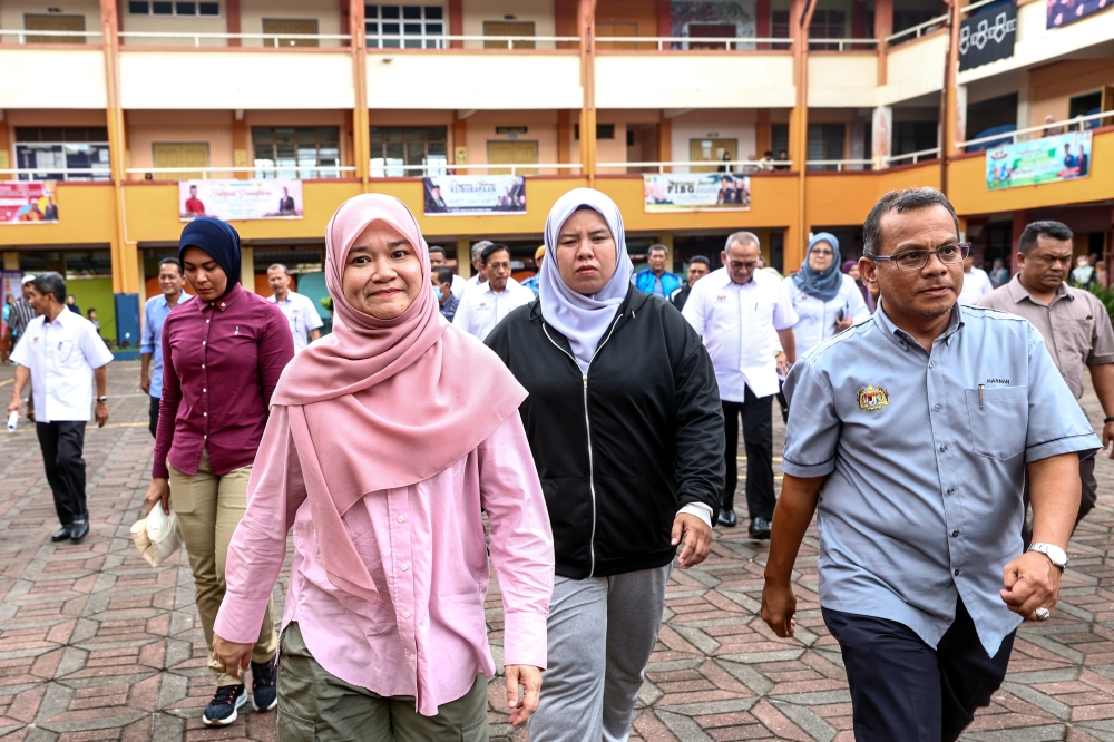 Education Minister Fadhlina Sidek visits lood evacuees at the Sekolah Kebangsaan (SK) Gual Tinggi Temporary Relief Centre (PPS) near Rantau Panjang, Kelantan, December 4, 2023. — Bernama pic 